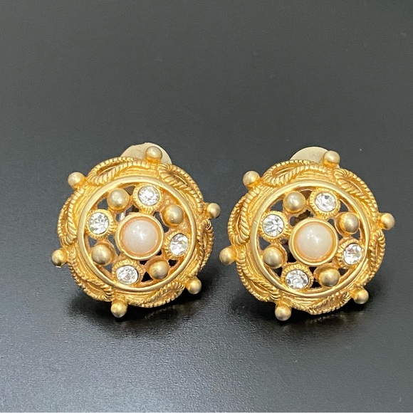 Vintage Unsigned Gold-tone Faux Pearl Rhinestones Dome Clip On Earrings 24g - Picture 2 of 13